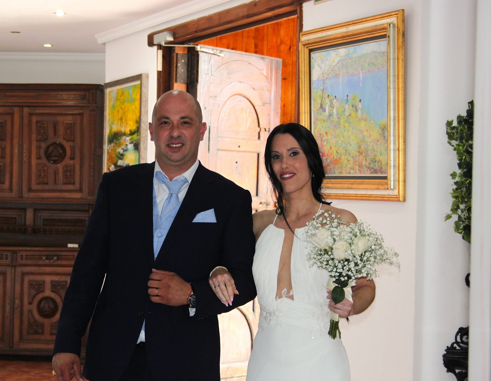 Los novios posan en la entrada del asador