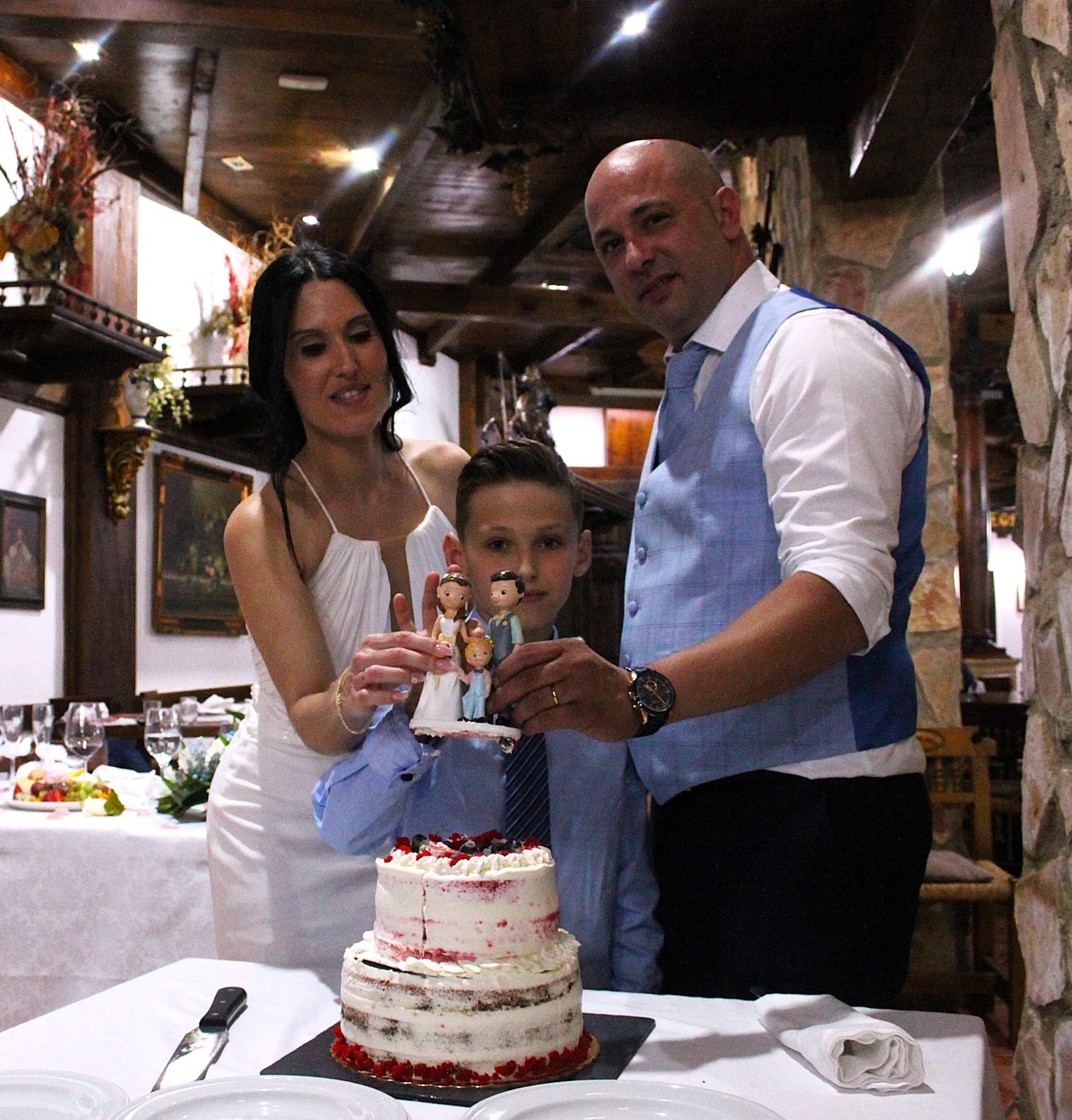 La familia con las figuras de la tarta